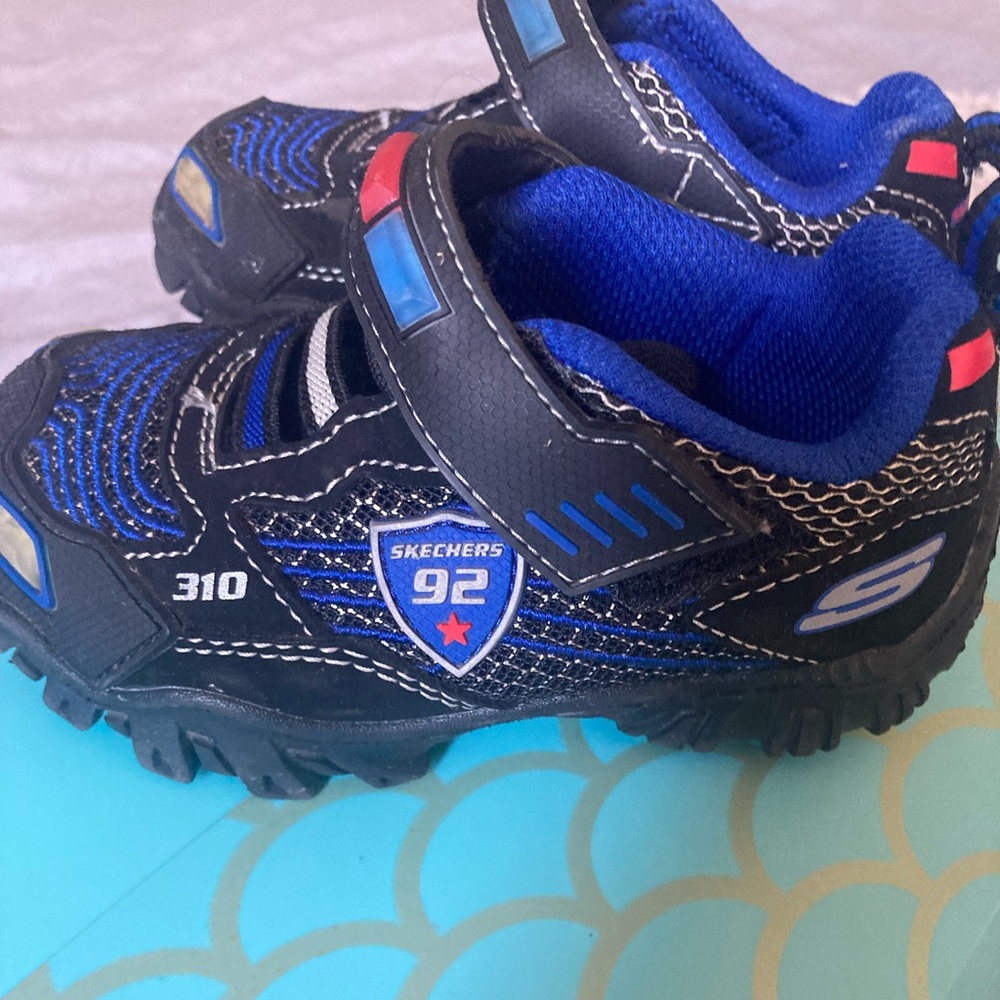 Skechers toddler shoes, gentle used, great condition, the lights works perfect.